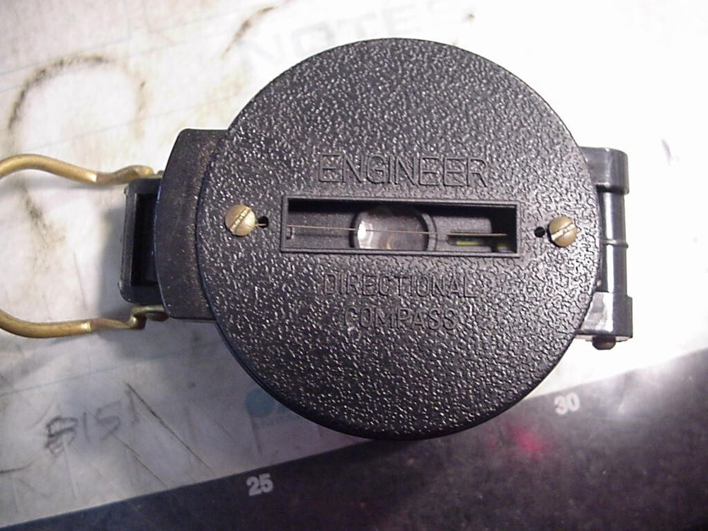 NICE ENGINEER DIRCETIONAL COMPASS 2 1/8 INCH ACROSS.