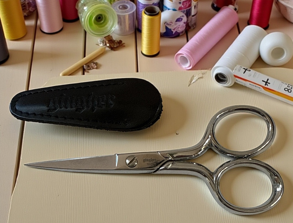 Gingher italy 4" Curved Scissors with sheath Excellent sharp