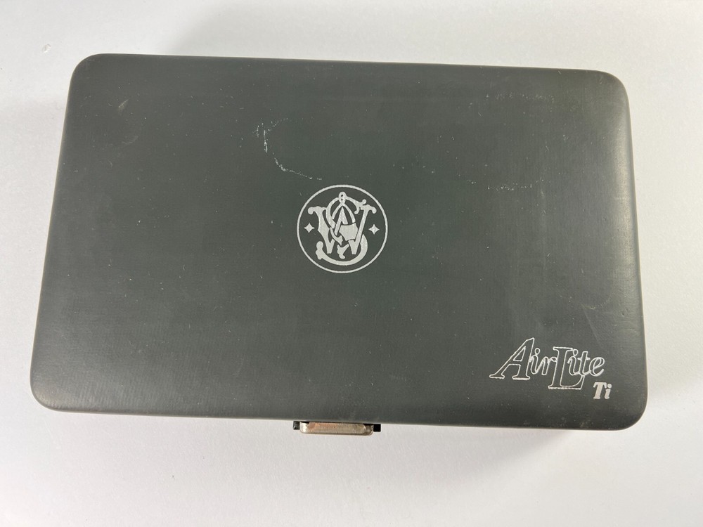 Smith & Wesson – AirLite Titanium – Padded Case with Lock & Key