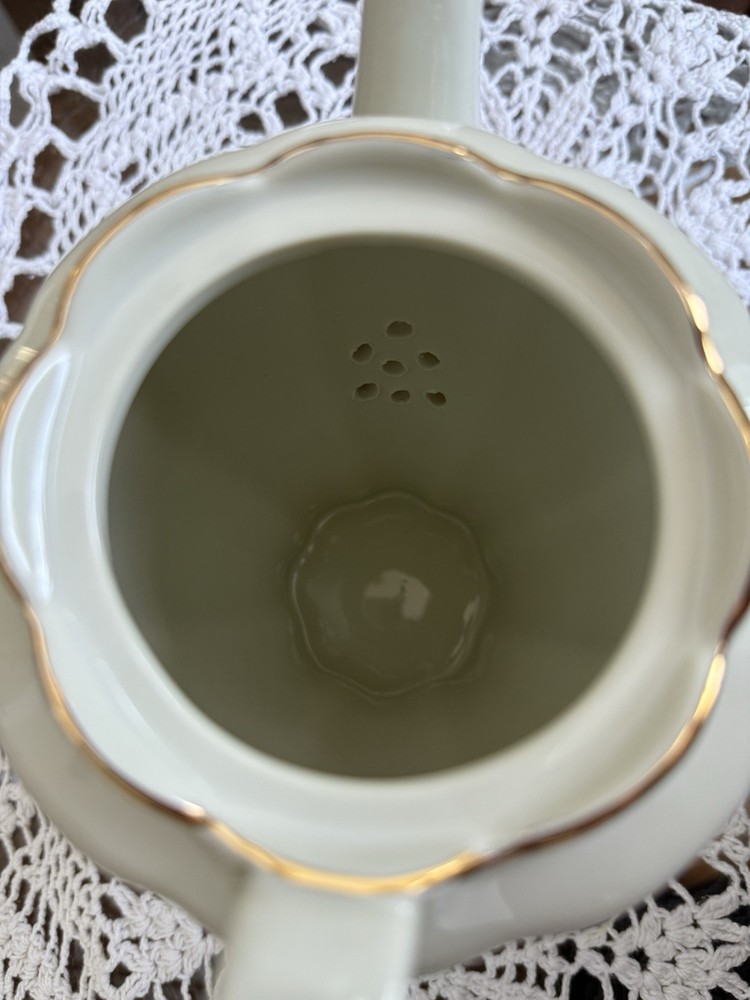 Madison & Max _ Roses Tea Pot