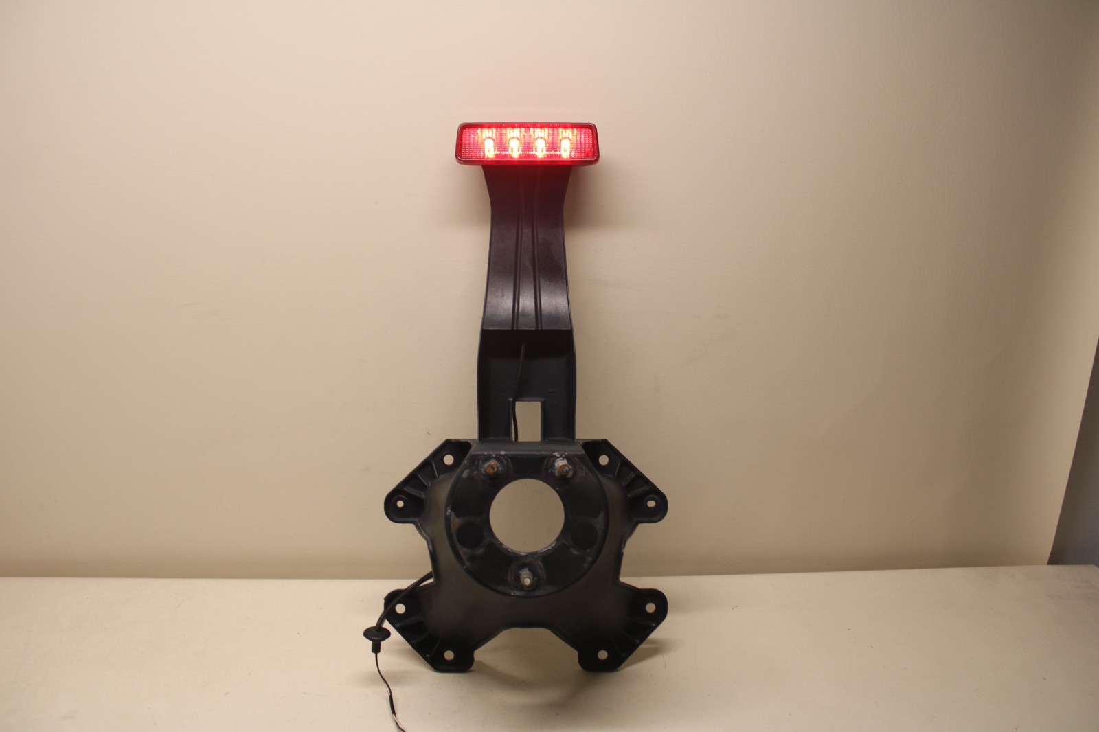 07-18 JEEP WRANGLER REAR SPARE TIRE BRACKET CARRIER THIRD BRAKE LIGHT 55397217