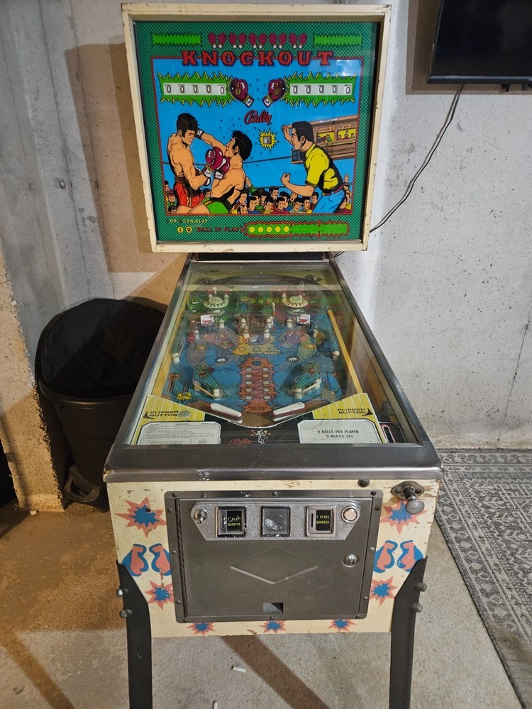 1975 Bally Knockout Pinball Machine- Plays, Needs Some Work
