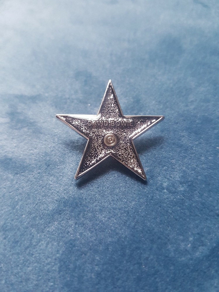 DAVID BOWIE STAR  PIN BADGE