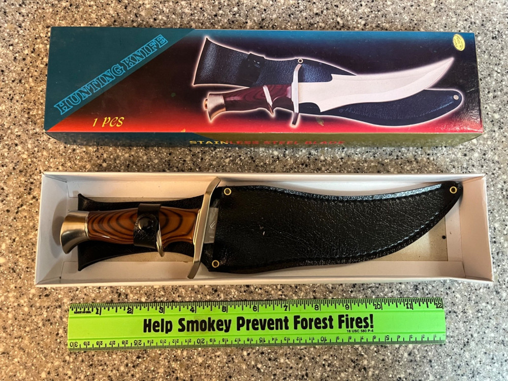 Cuved blade hunting knife with sheath