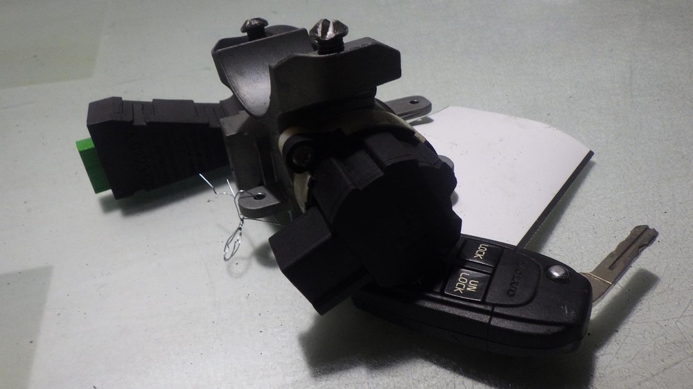 04 VOLVO XC90 Ignition W/Key