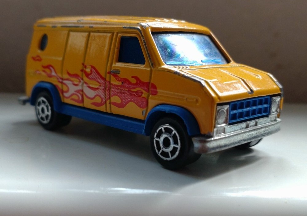 MAJORETTE U.S. VAN 1/65 #24