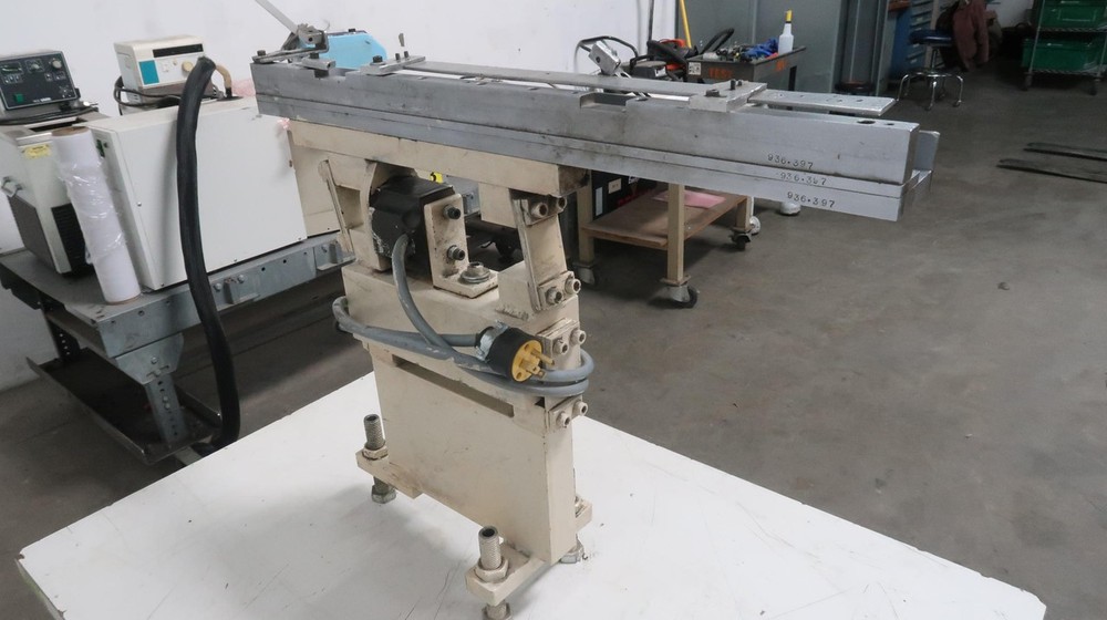 936 397 24 INCH INLINE VIBRATORY FEEDER M0408