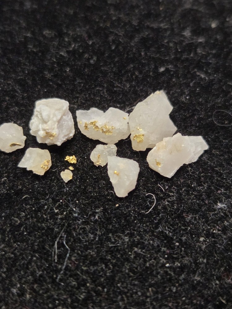 GOLD QUARTZ SPECIMEN