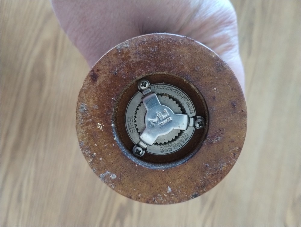 VINTAGE SOLID WOOD PEPPERMILL LARGE WORKS GREAT