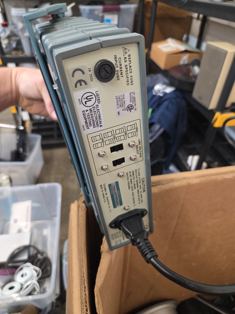TEKTRONIX CDM250 DIGITAL MULTIMETER - ELECTRONIC TEST EQUIPMENT