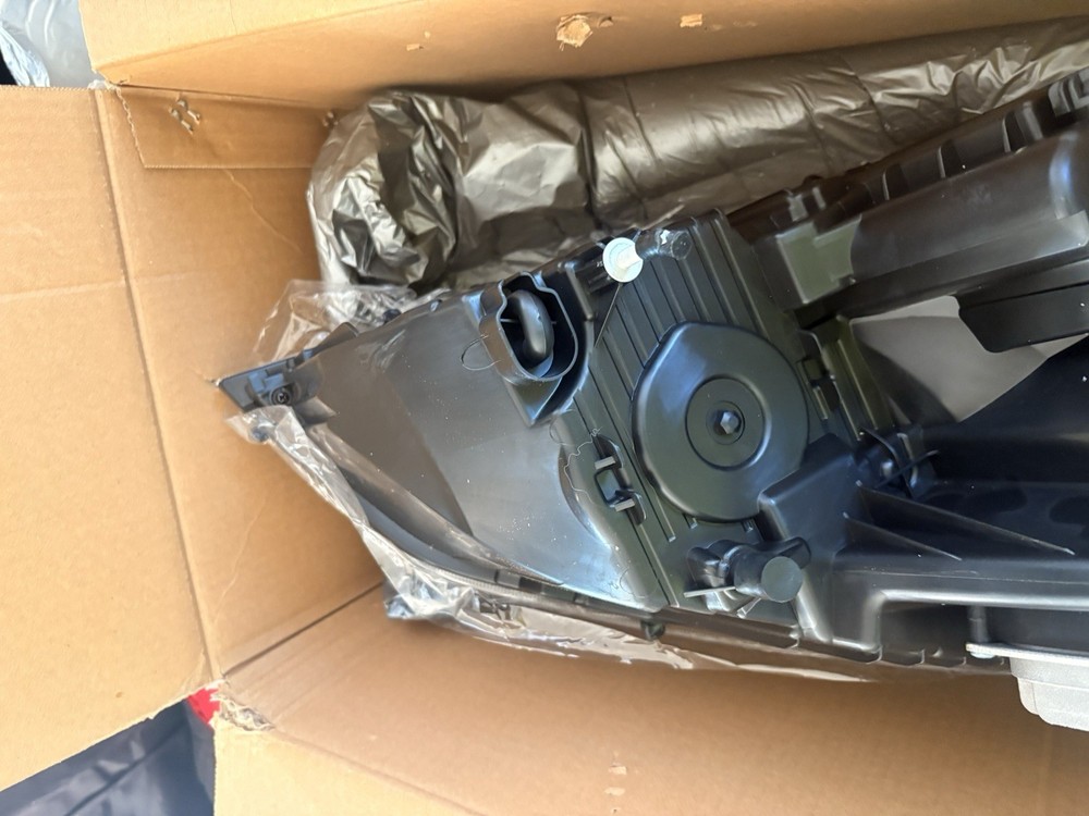 18-21 Freightliner Cascadia Headlight
