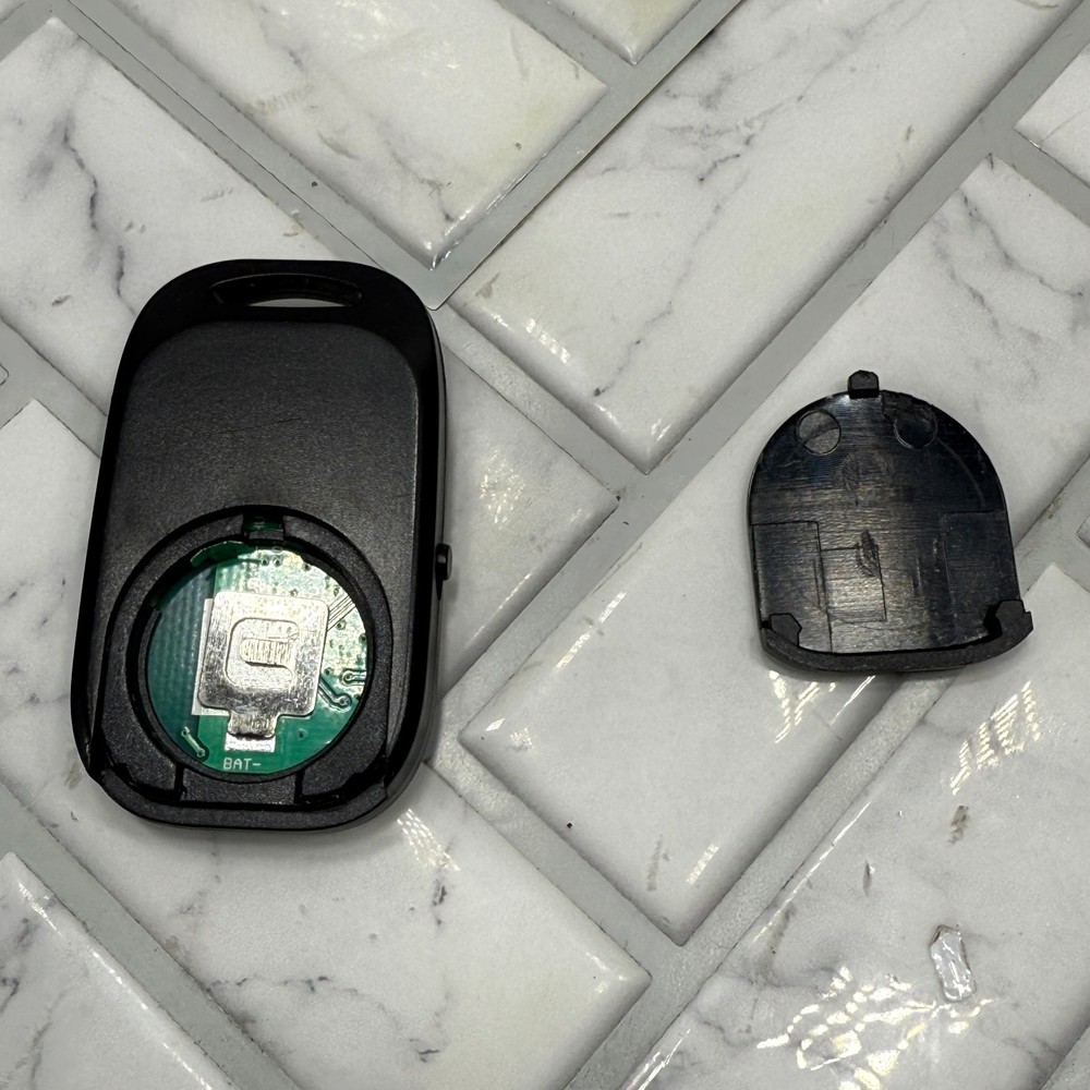 Ubeesize Bluetooth Wireless Camera Remote Clean Tested & Works SEE VIDEO