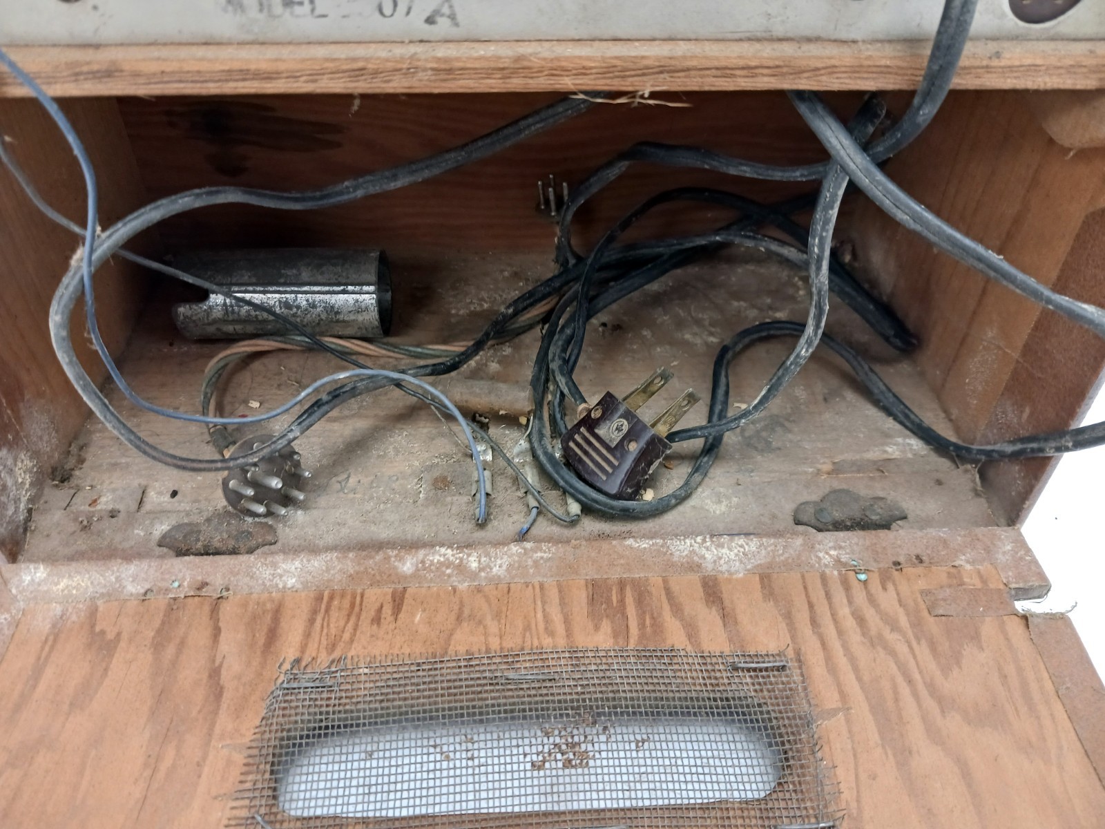 Vintage Stewart Warner 9007-A AM Portable Tube Radio Luggage-Style 1940s