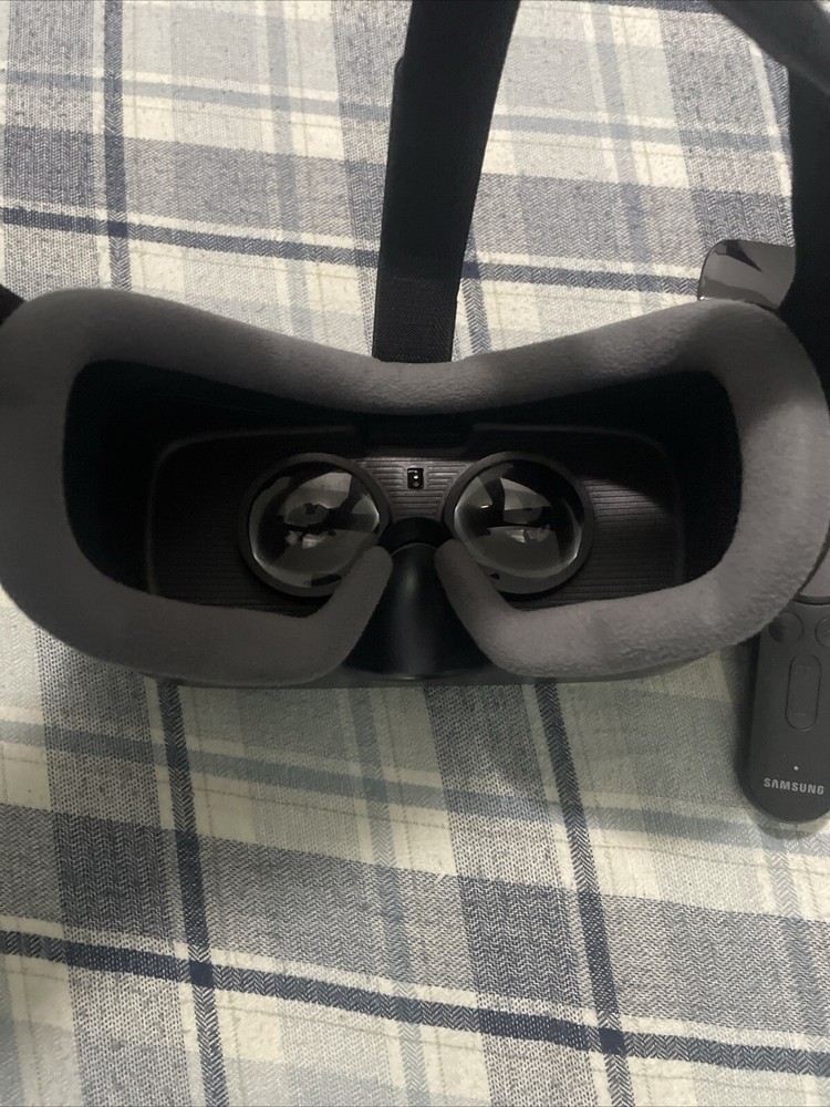 Samsung Gear VR Powered By Oculus Virtual Headset Controller Model SM-R324