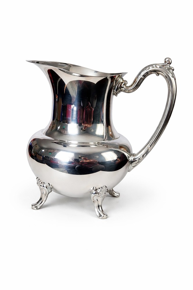 Oneida Georgian Scroll Silverplate Beverage Pitcher Classic Footed Design. USA