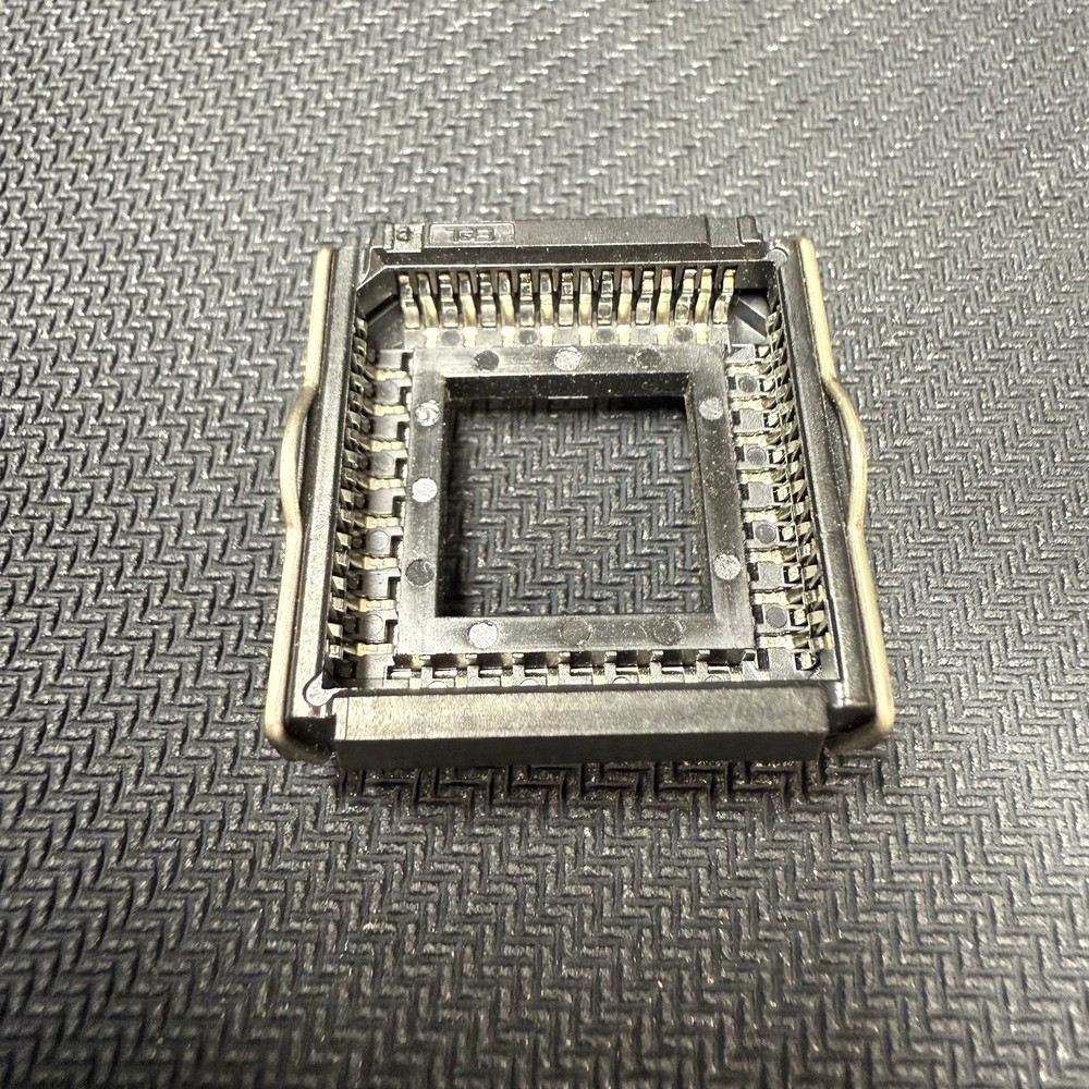 Thomas & Betts Latching 68 Pin Through Hole PLCC Socket T&B New