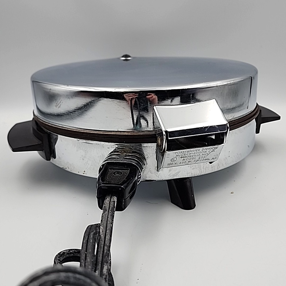 Toastmaster Waffle Baker Chrome Round Automatic Model 252 - 650W Vintage