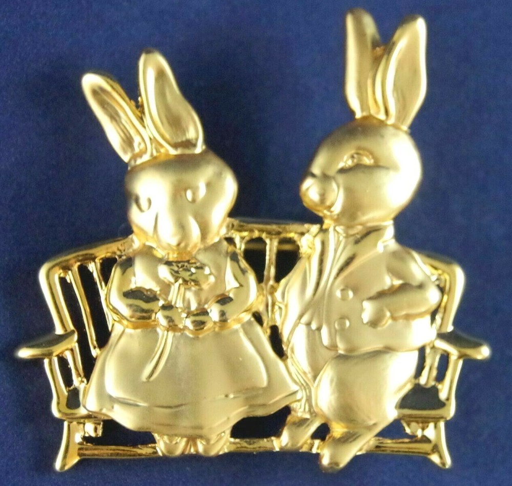 2" NOS VTG c1980's UNSIGNED JJ 2 BUNNY RABBIT COUPLE ON BENCH EASTER BROOCH PIN