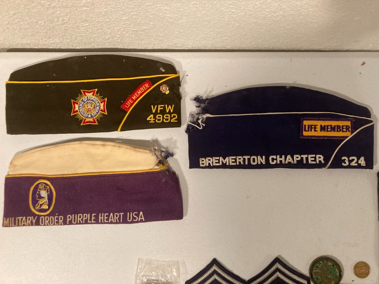 GROUP OF MILITARY PATCHES, PINS AND MEDALS. WWII