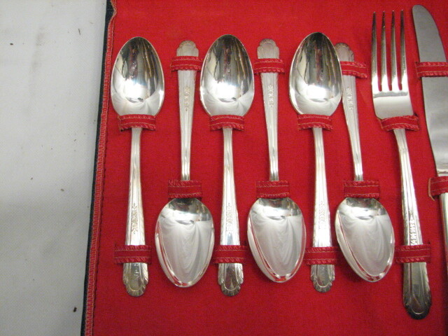 Holmes & Tuttle Wentworth Silverplate Flatware 26 pc Set w/Case H&T