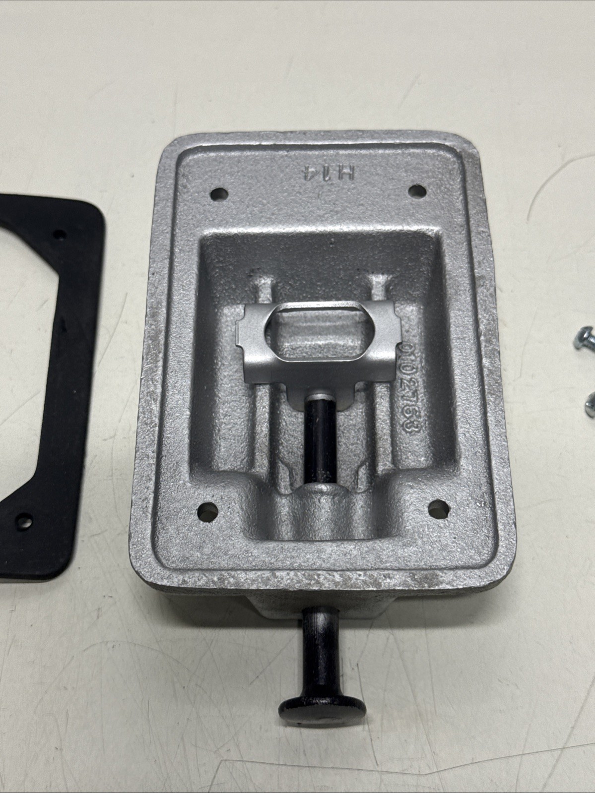 DS128 - Crouse-Hinds Cast Aluminum Single-Gang Raintight Snap Switch Cover with