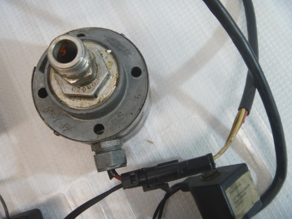 GROVER FLUID CONTROL CONSOLE 7540 DISTRIBUTION VALVES, SOLENOID AS IS