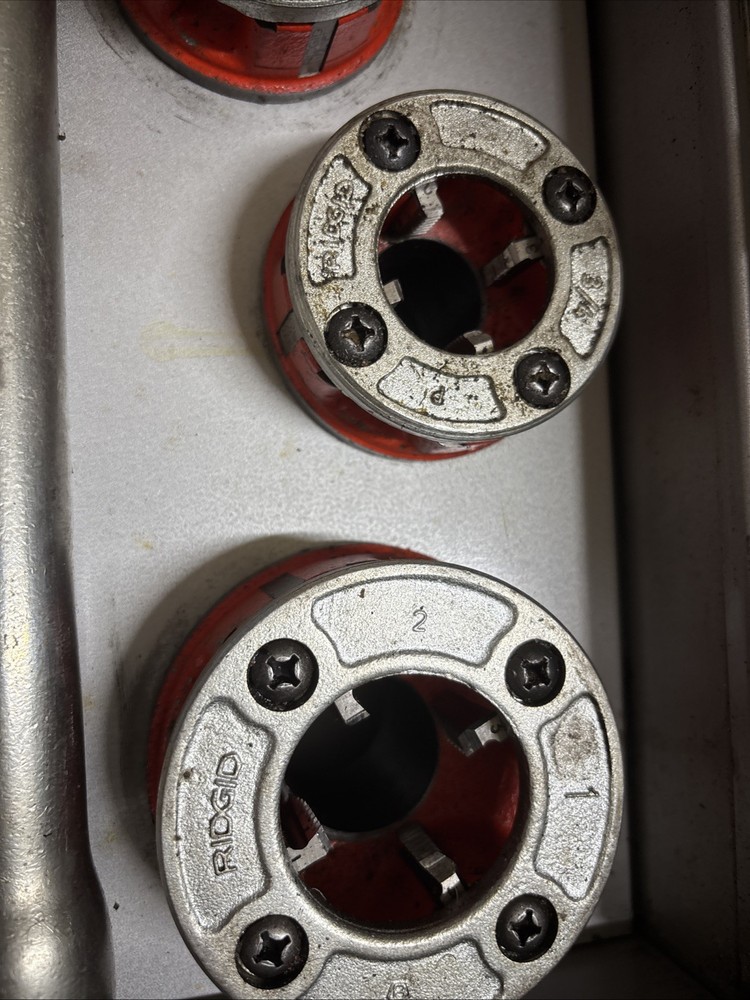 RIDGID 11R RACHETING PIPE THREADERS (4) AND HANDLE / CASE