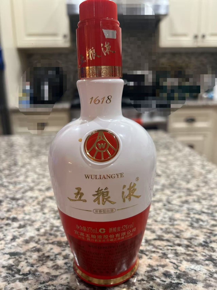 五粮液酒瓶。Empty wine bottles