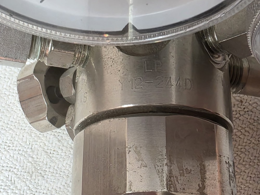 Airgas ~ Y12-244D ~ Regulator