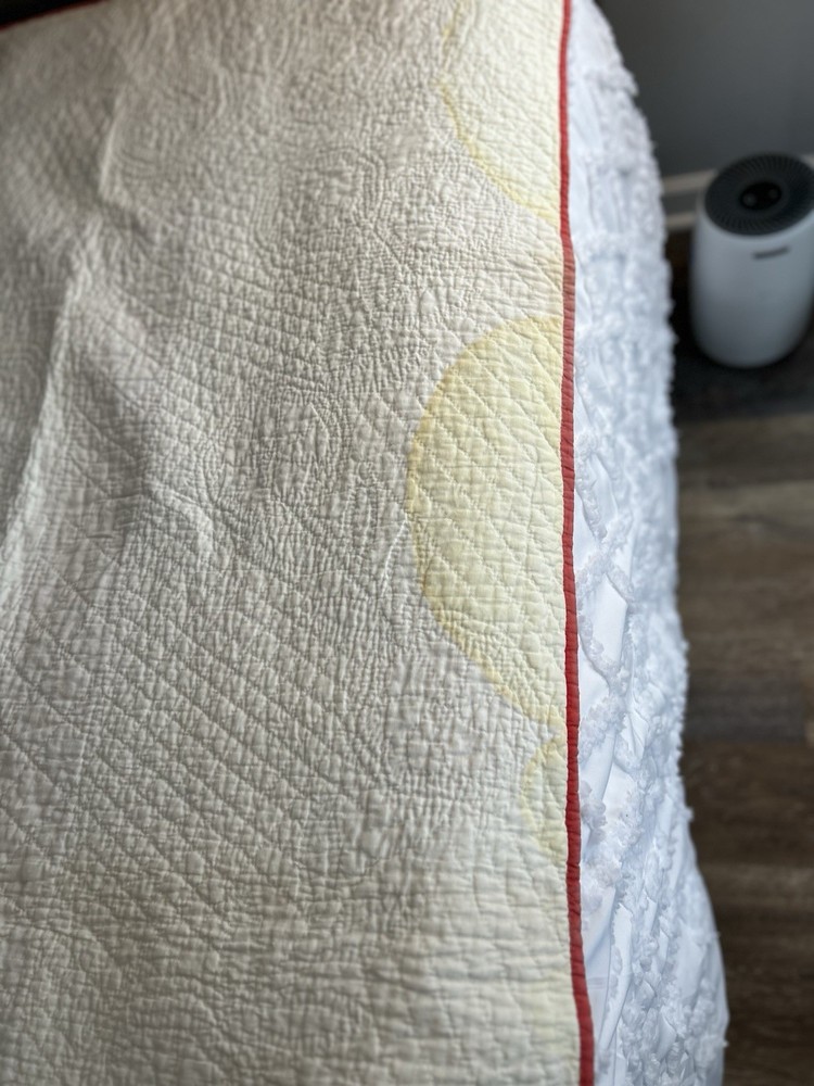 Handmade appliqué quilt with red rose pattern