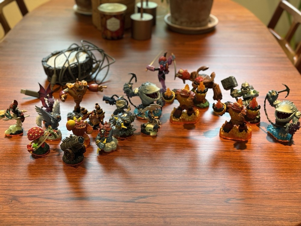 Skylanders Bulk - 19 Characters Including 8 Giants