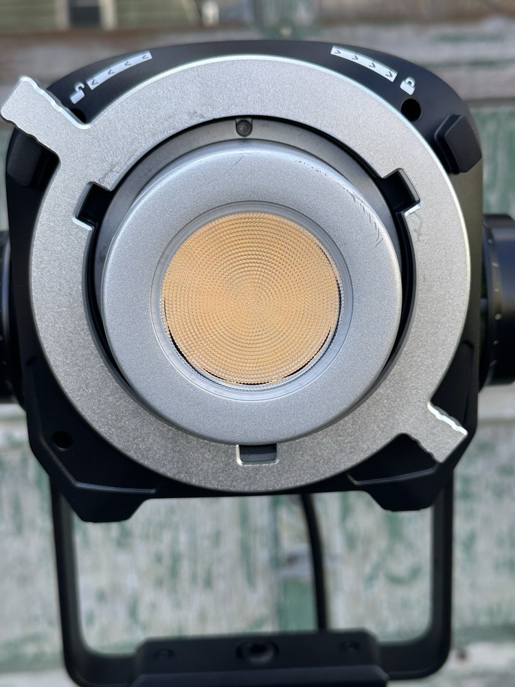 Aputure STORM 400x Tunable White LED Monolight (V-Mount)