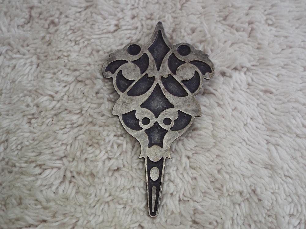 Silvertone Pin (D66)
