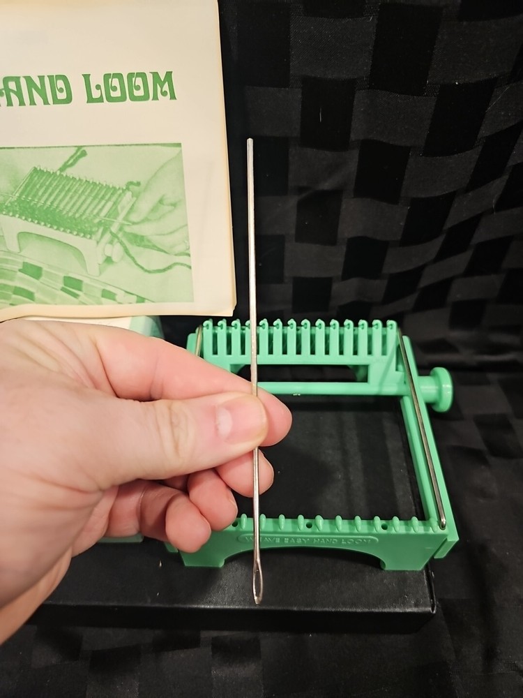 Vintage WEAVE EASY HAND LOOM with Needle, Instructions and box