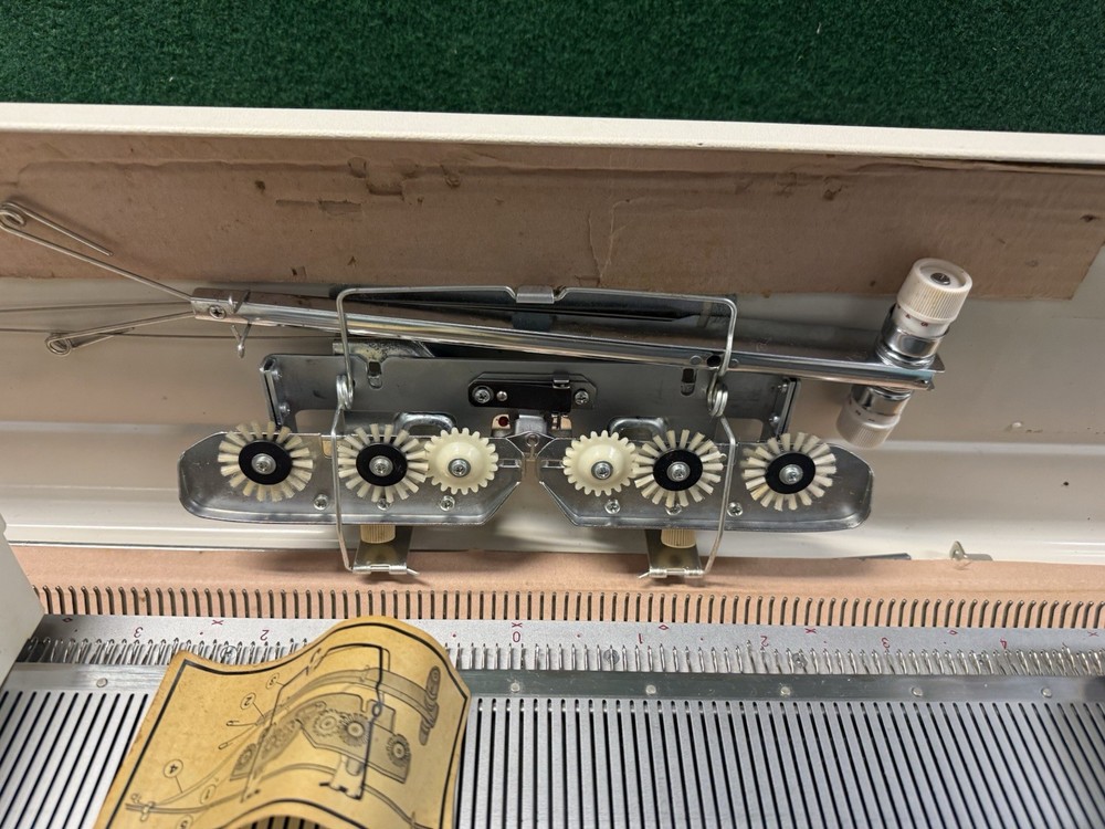 Singer/Silver Studio Sk-313 Knitting Machine And Accessories Untested