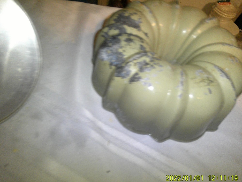 2 DIFFERENT ALUMINUM VINTAGE BUNDT CAKE PANS SHELL LOOK INSERT