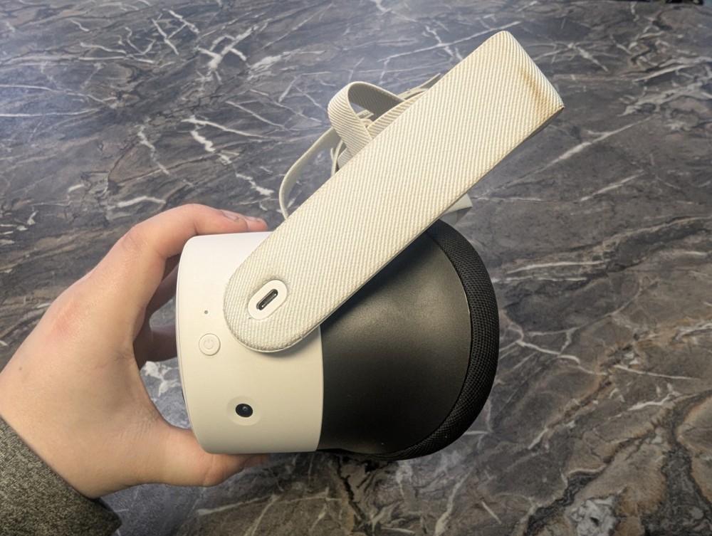 Meta Oculus Quest 3S - 128GB VR Headset with Controllers