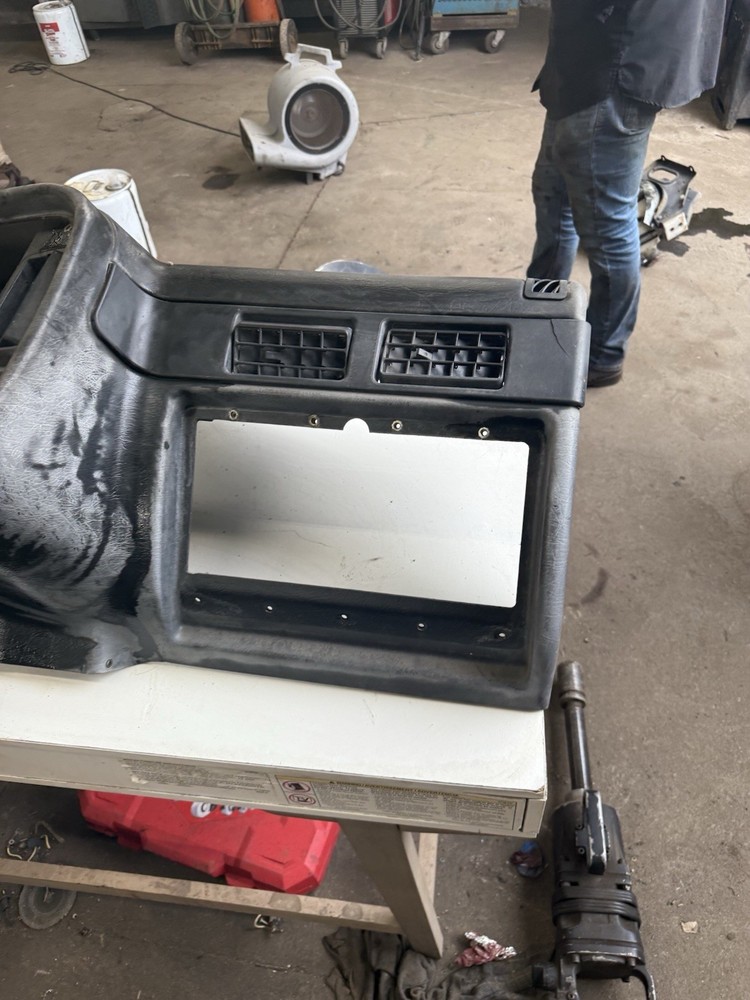 PETERBILT DASH SHELL 17 04228 201 SEE PICS