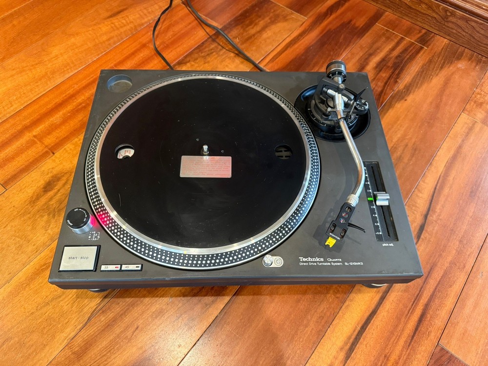 Technics Quartz Direct Drive Turntable System SL-1210MK2