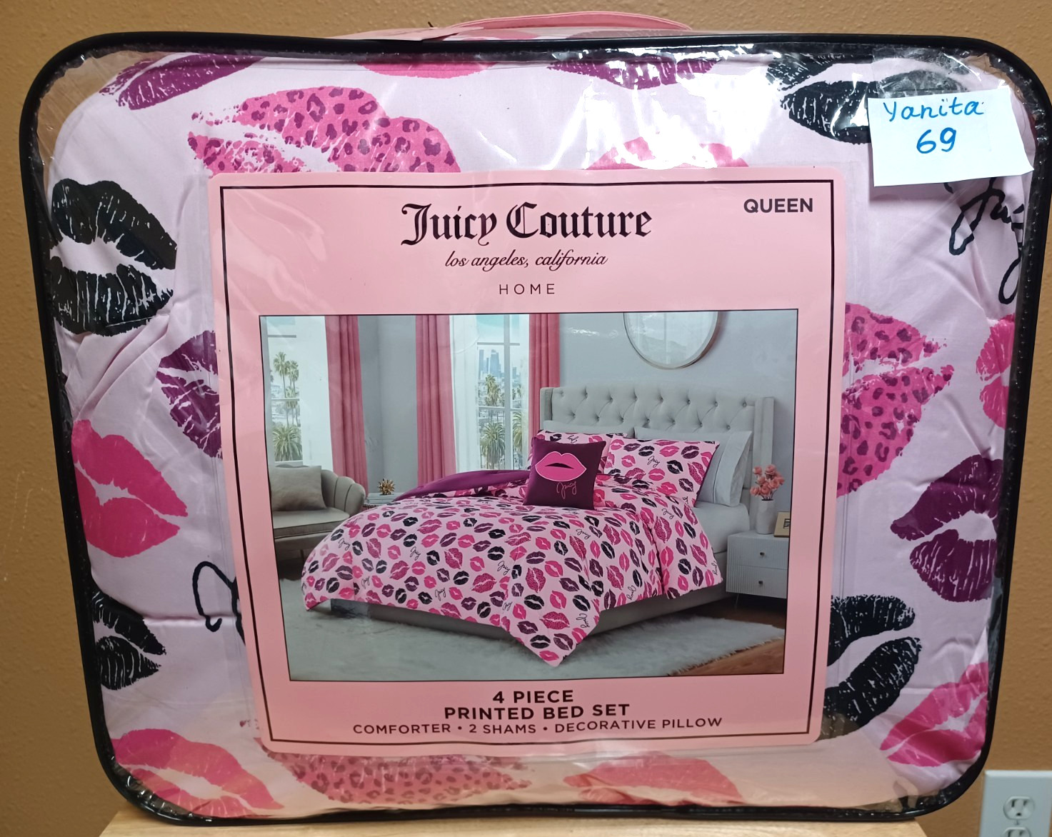 Juicy Couture Kisses,Lips,Logos 4 pc QUEEN Comforter set Pink/Black/Purple