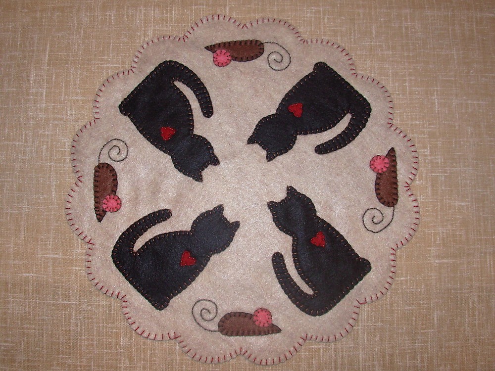 TM-08 "Thread Song" Cat-N-Mouse Penny Rug Candlemat (Needlework Pattern)