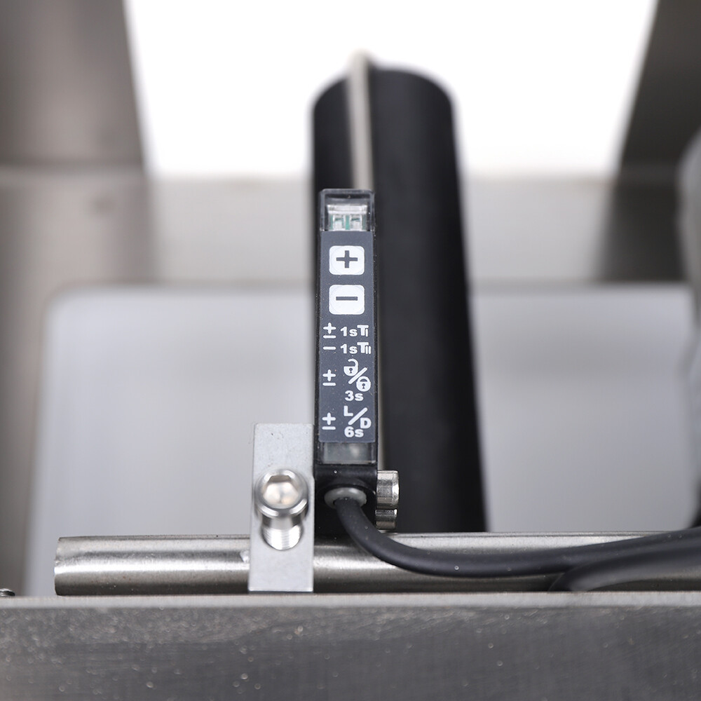 Semi-Automatic Round Bottle Labeling Machine, 20-40pc/Min Labeling Speed Labeler