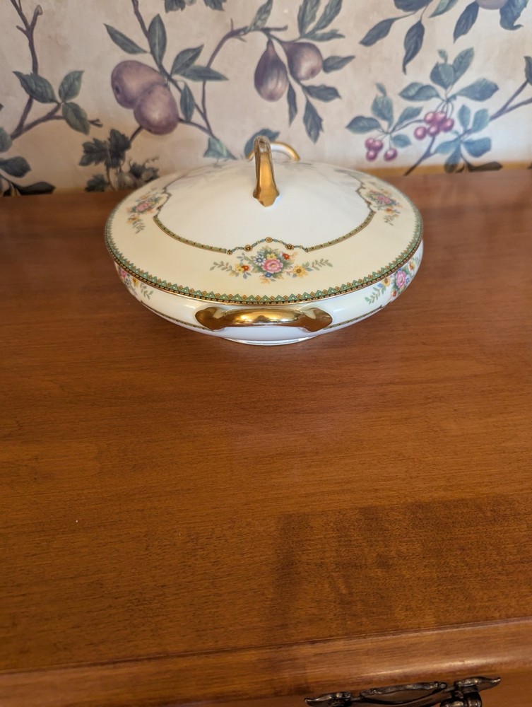 ANTIQUE NORITAKE AMARILLO COVERED ROUND VEGETABLE LOOP FINIAL 8"