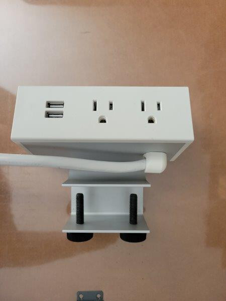 Byrne Plug & USB Power Distribution Unit Desktop Clamp-on mount
