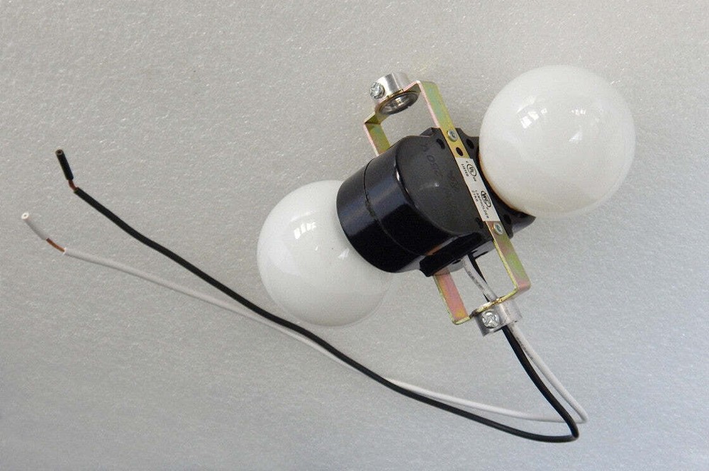 2-Light Phenolic Medium Base Offset Cluster Socket (Switchless)