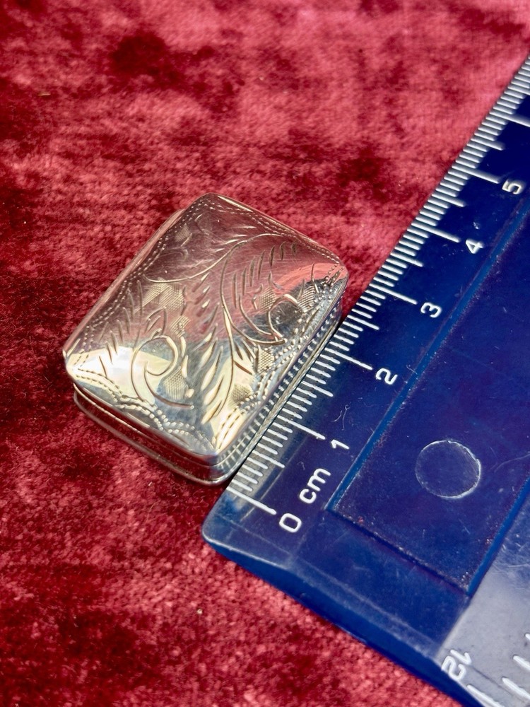 A Very Attractive Solid Silver Hallmarked Pill Box. Mark Houghton