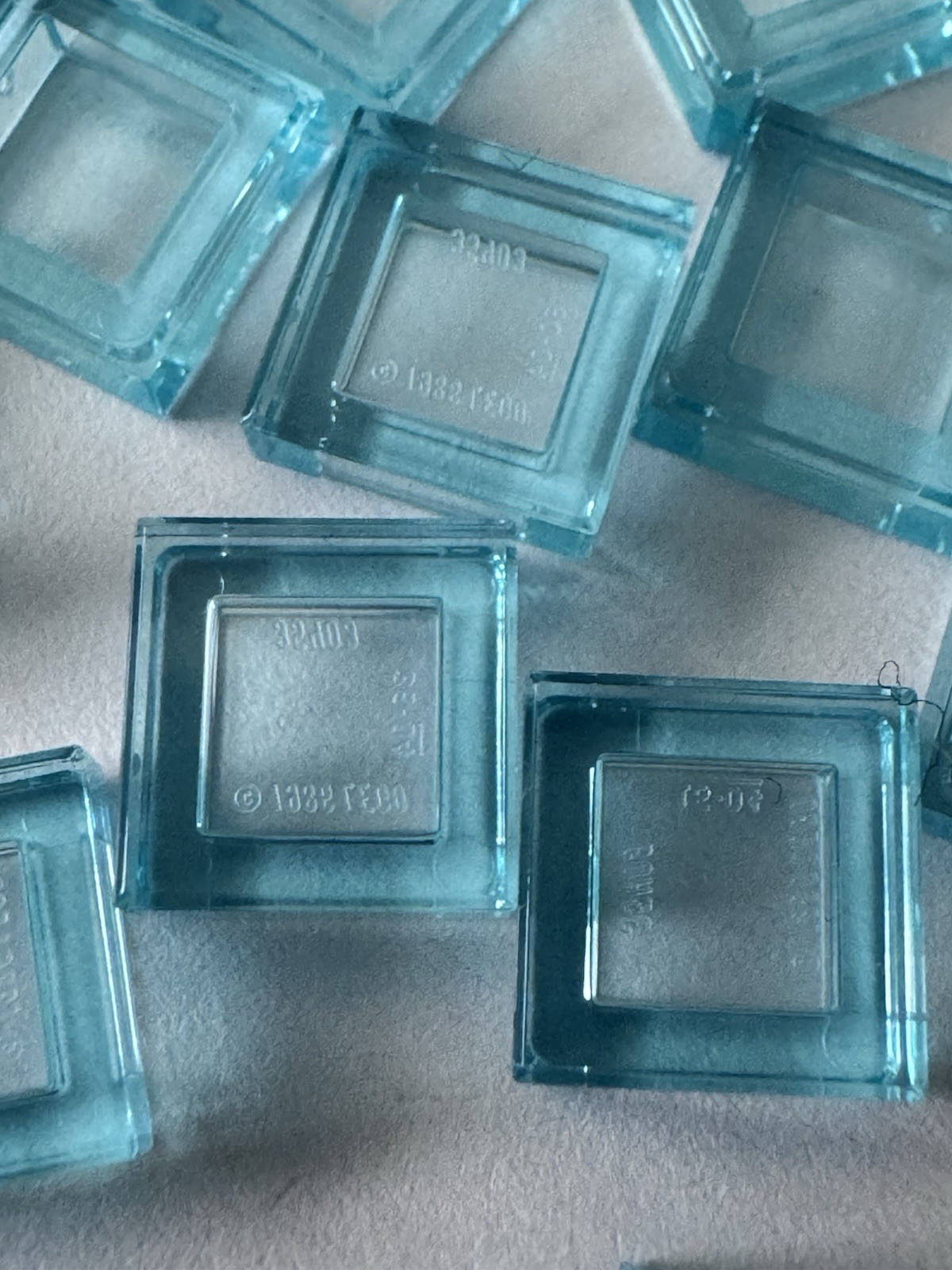 LOT OF 200 BRAND NEW LEGO PIECES BLUE CLEAR TRANSPARENT 1x1 FLAT WATER LAKE