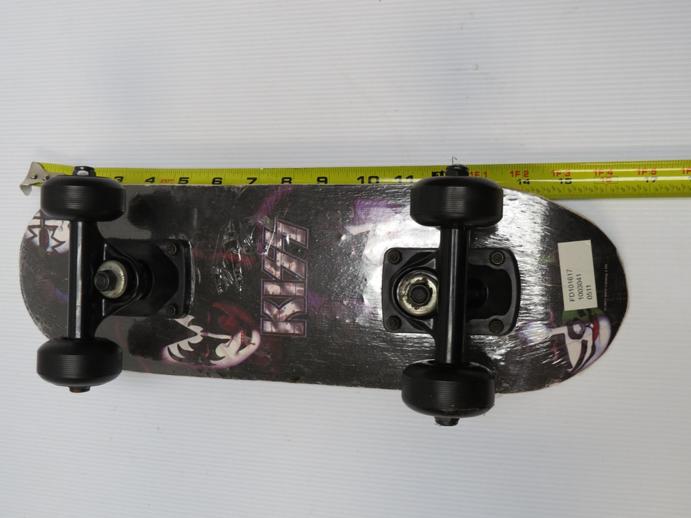 KISS 17 INCH MINI SKATEBOARD OFFICIAL SEALED 2011