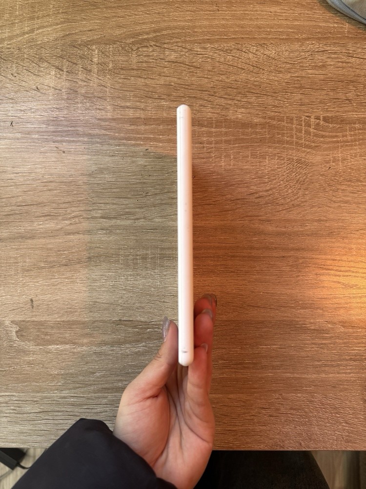 Amazon Kindle 8th Generation White Touch Screen eBook Reader Wi-Fi Bundle