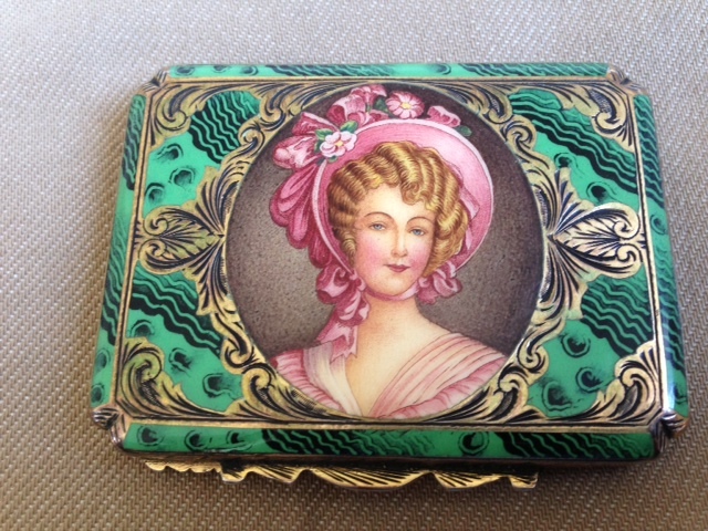 A STUNNING ANTIQUE SOLID SILVER 800 LOVELY ENAMELED AND ENGRAVED COMPACT